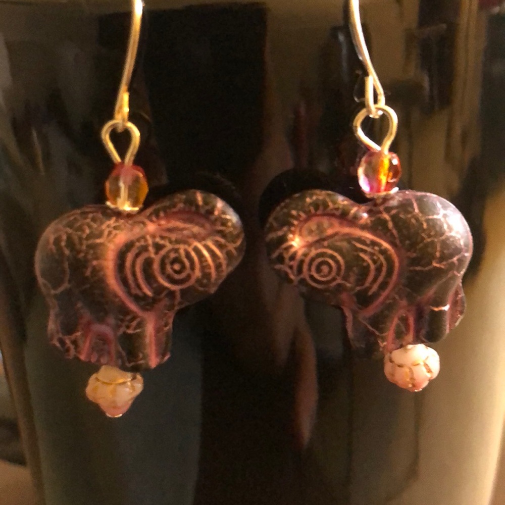 Handcrafted Czech glass elephant earrings black pink - Picture 3 of 4